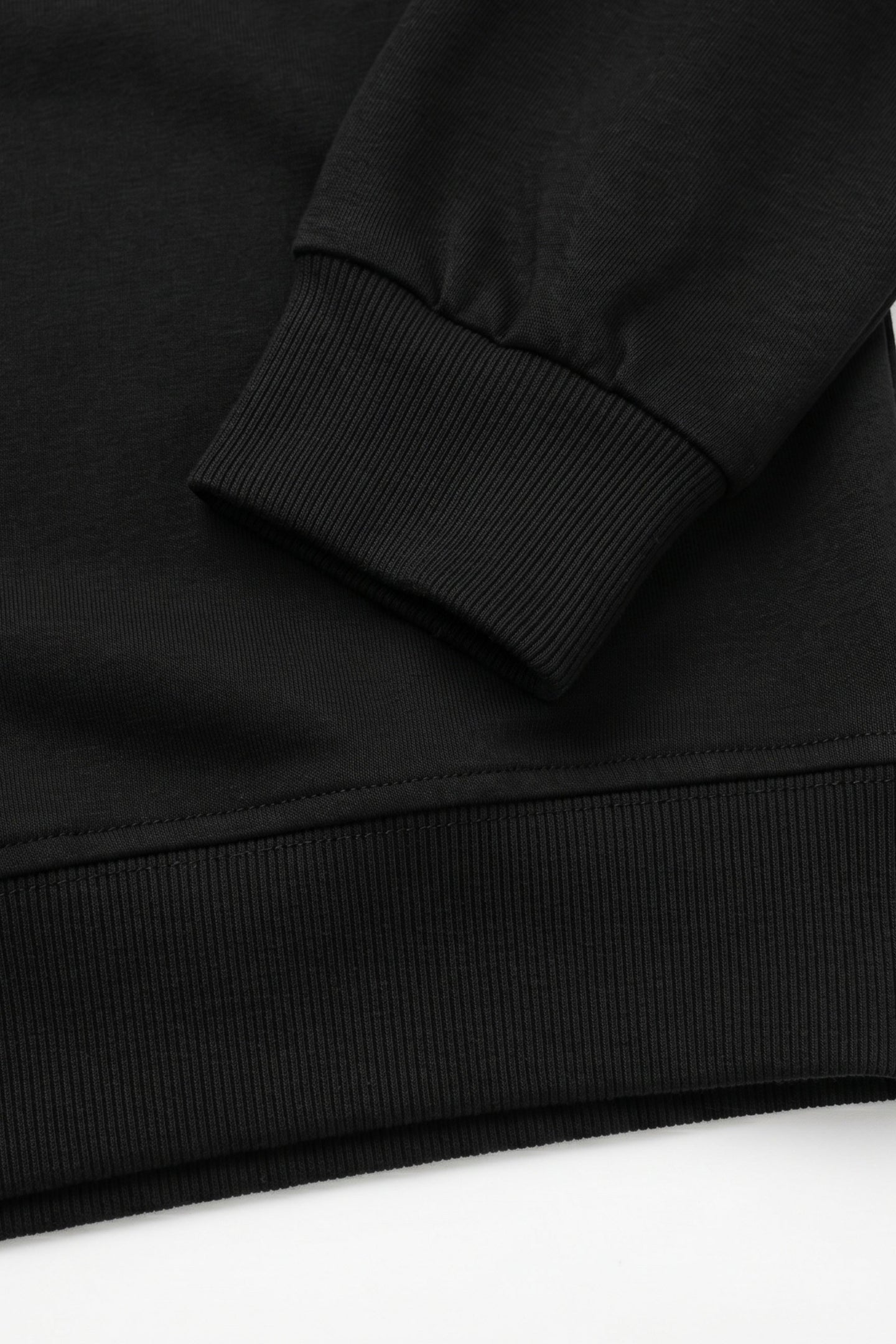 Moletom masculino preto de algodão misto com gola redonda e mangas compridas, estilo pulôver elástico.