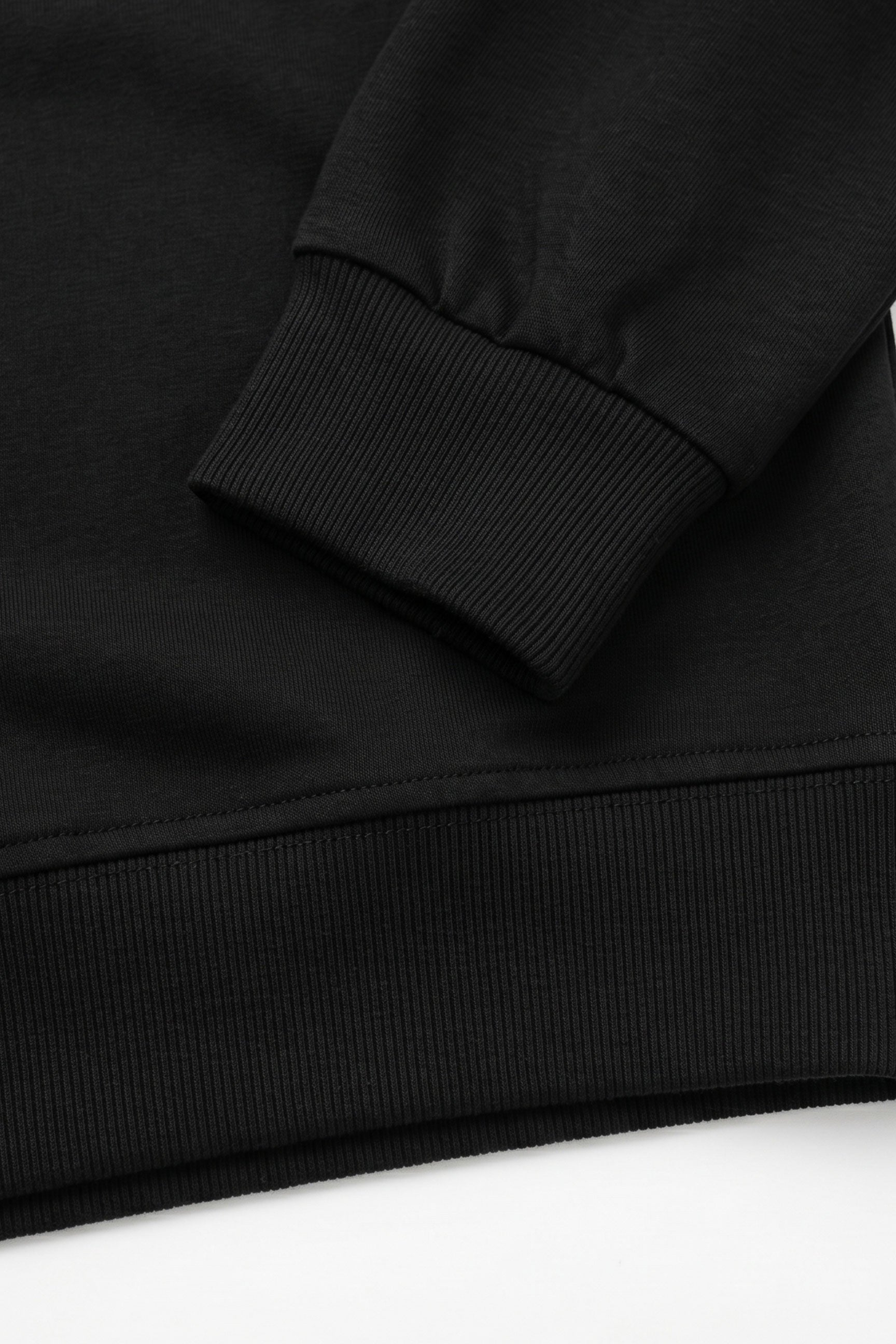 Moletom masculino preto de algodão misto com gola redonda e mangas compridas, estilo pulôver elástico.