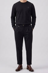 Moletom masculino preto de algodão misto com gola redonda e mangas compridas, estilo pulôver elástico.