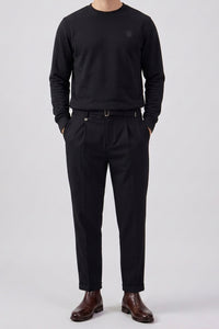Moletom masculino preto de algodão misto com gola redonda e mangas compridas, estilo pulôver elástico.