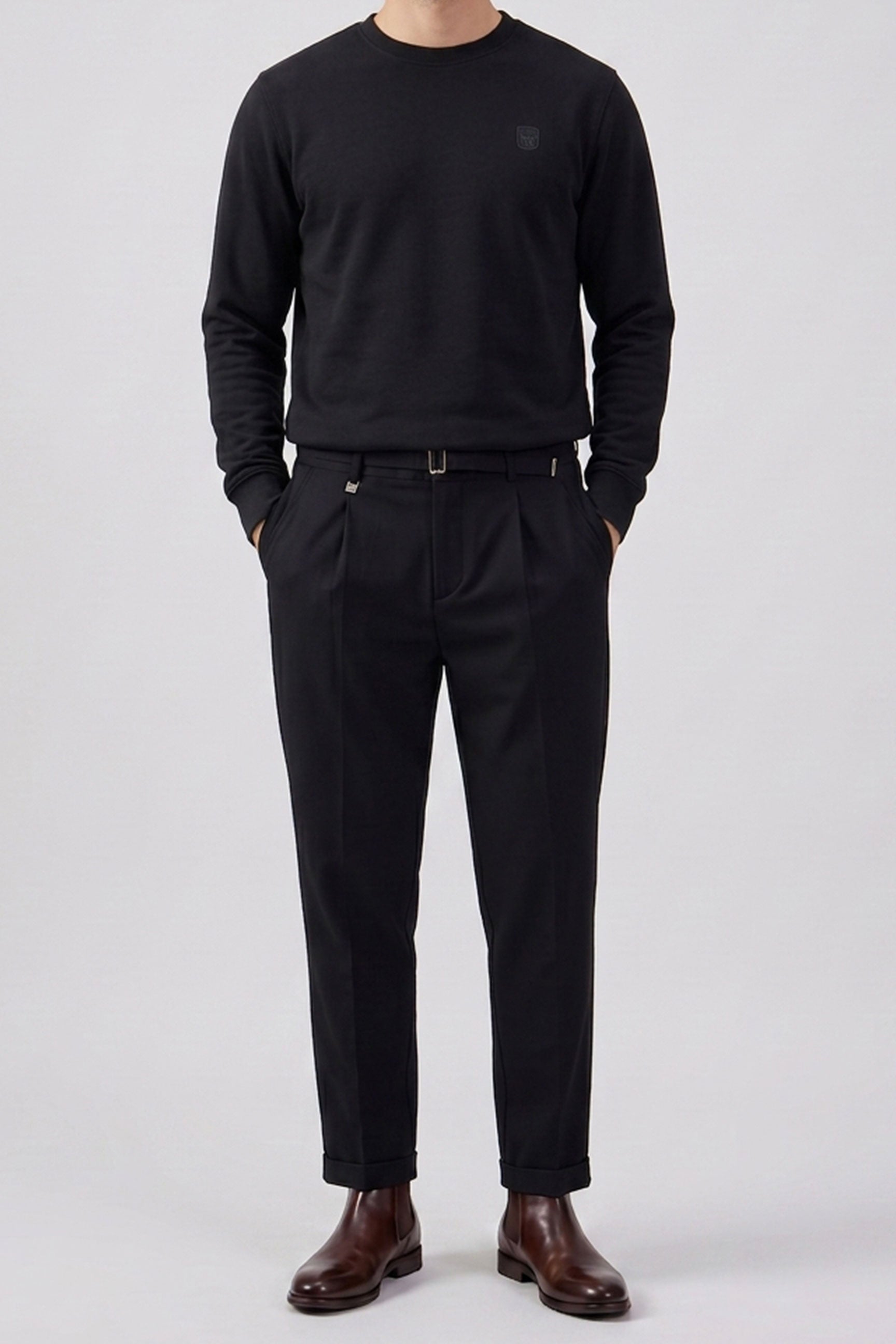 Moletom masculino preto de algodão misto com gola redonda e mangas compridas, estilo pulôver elástico.