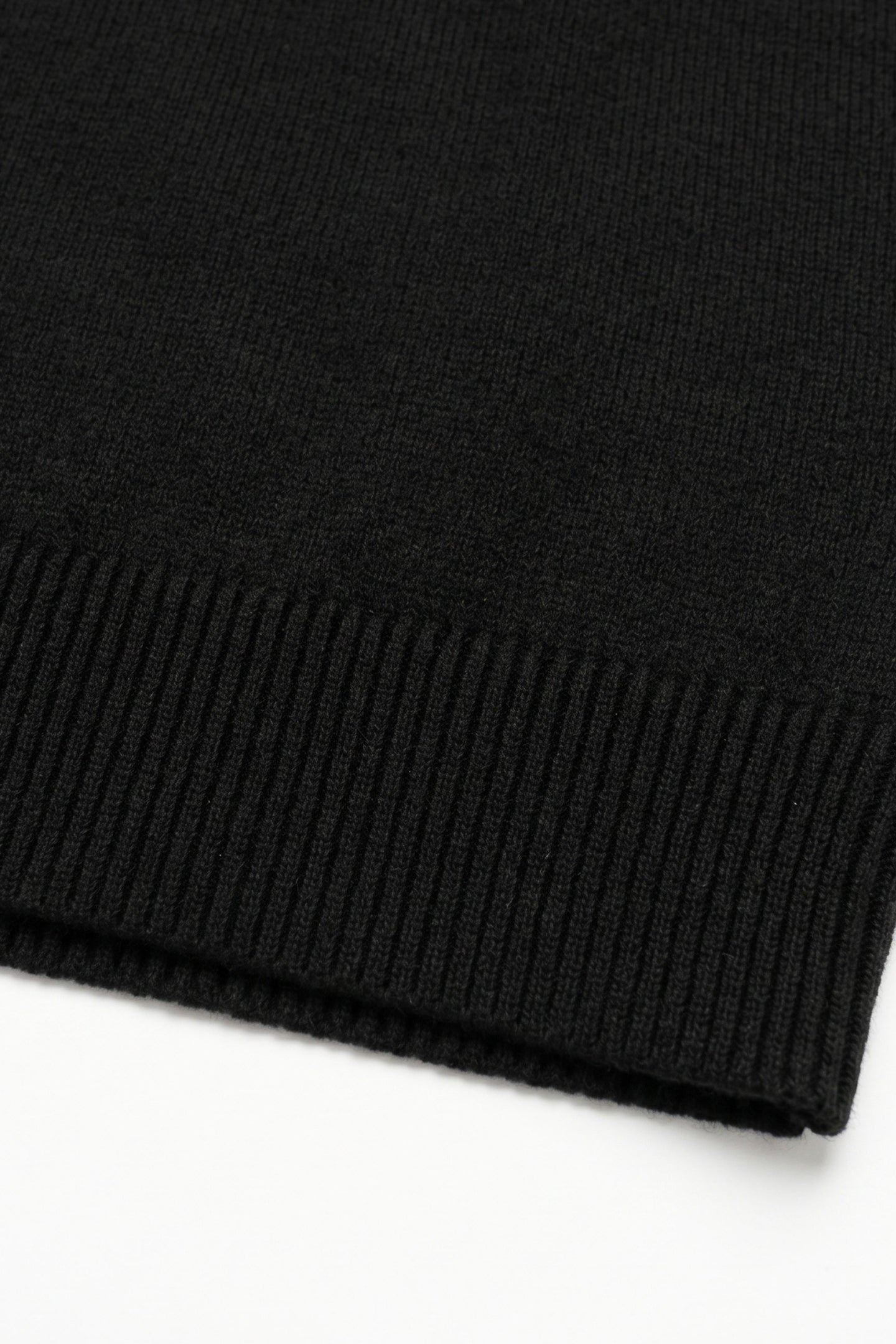 Suéter masculino preto de malha com gola redonda, em acrílico.