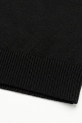 Suéter masculino preto de malha com gola redonda, em acrílico.