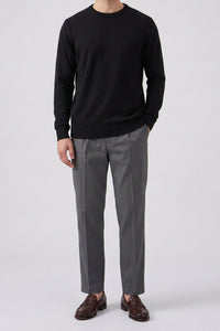 Suéter masculino preto de malha com gola redonda, em acrílico.