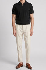 Camisa polo masculina preta de malha com zíper no pescoço e manga curta em tecido macio.