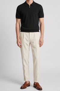 Camisa polo masculina preta de malha com zíper no pescoço e manga curta em tecido macio.
