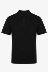 Camisa polo masculina preta de malha com zíper no pescoço e manga curta em tecido macio.