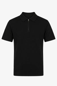 Camisa polo masculina preta de malha com zíper no pescoço e manga curta em tecido macio.