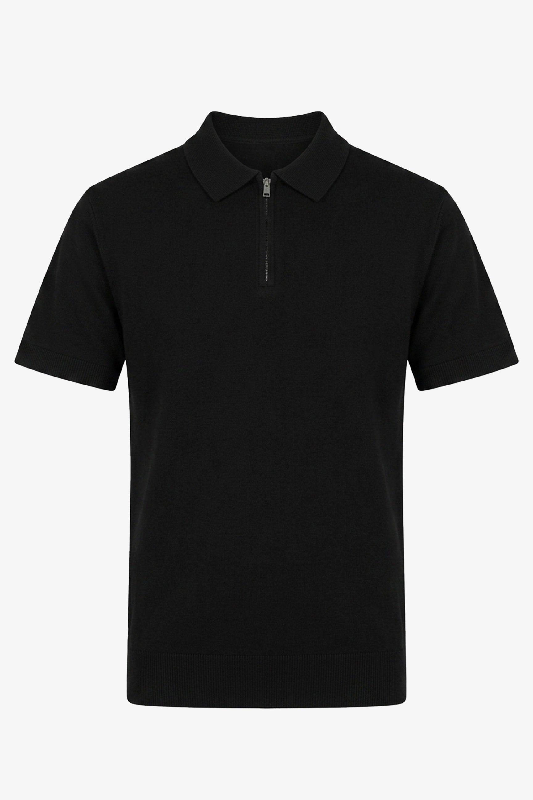 Camisa polo masculina preta de malha com zíper no pescoço e manga curta em tecido macio.