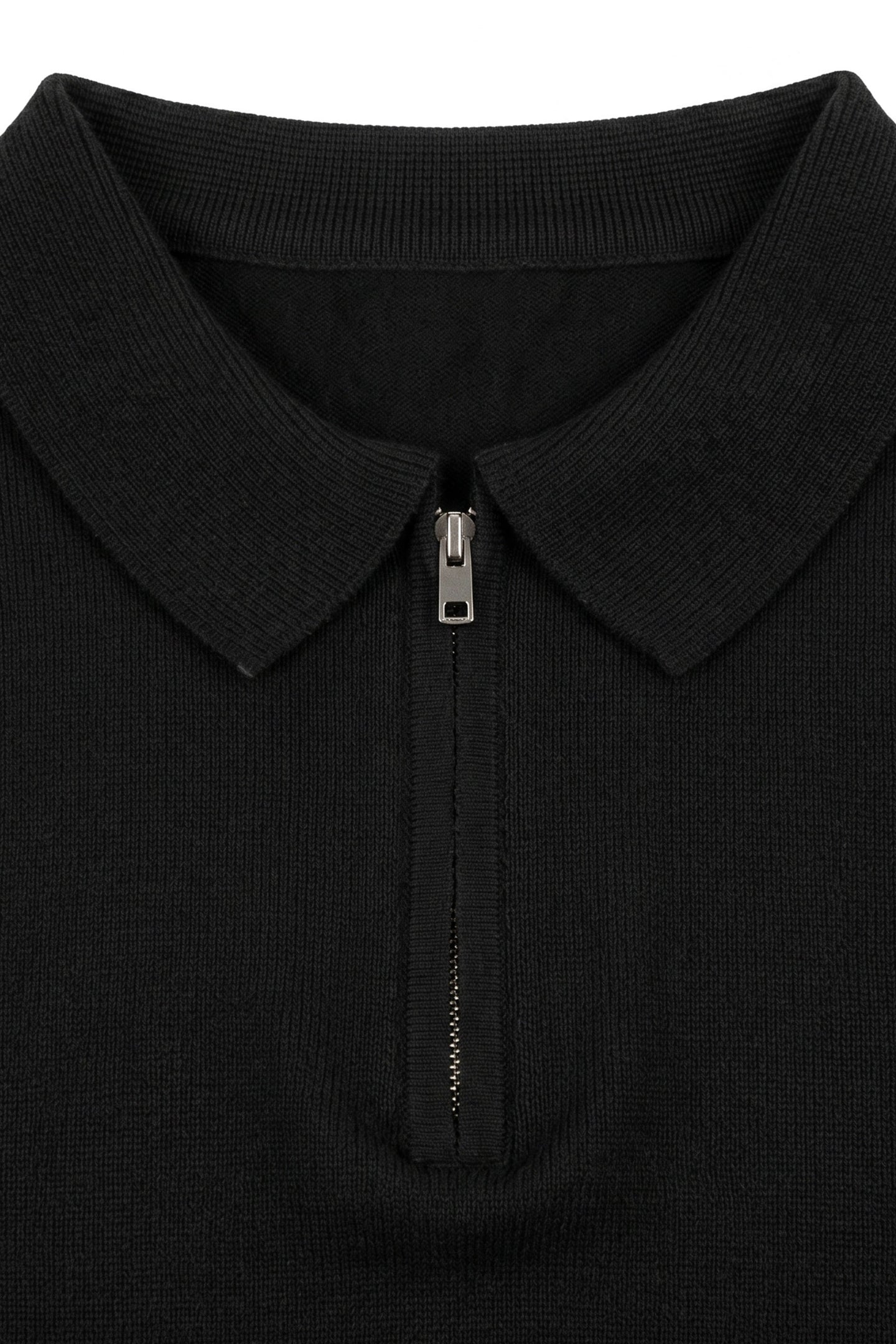 Camisa polo masculina preta de malha com zíper no pescoço e manga curta em tecido macio.
