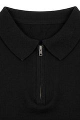 Camisa polo masculina preta de malha com zíper no pescoço e manga curta em tecido macio.
