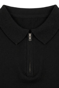 Camisa polo masculina preta de malha com zíper no pescoço e manga curta em tecido macio.
