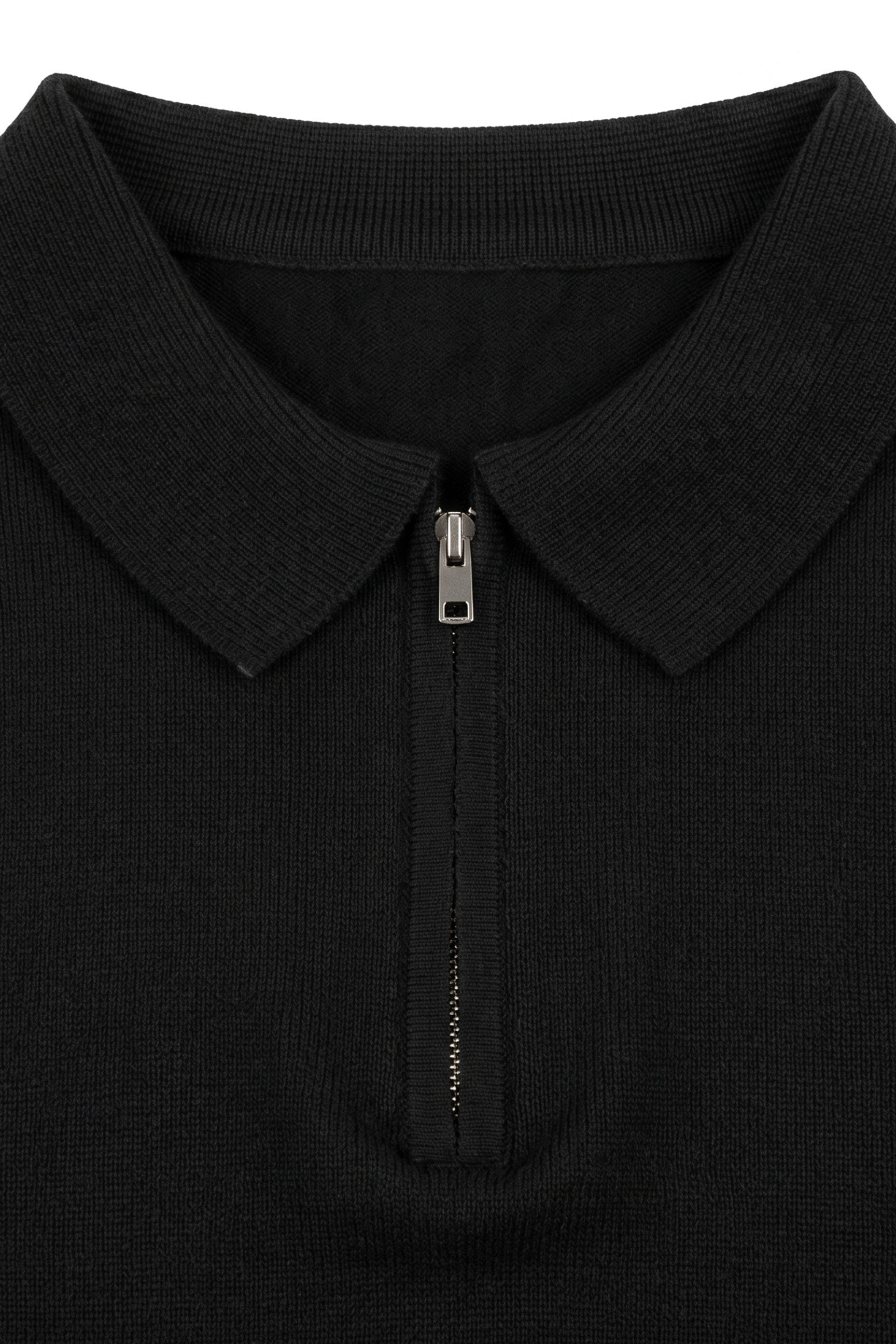 Camisa polo masculina preta de malha com zíper no pescoço e manga curta em tecido macio.