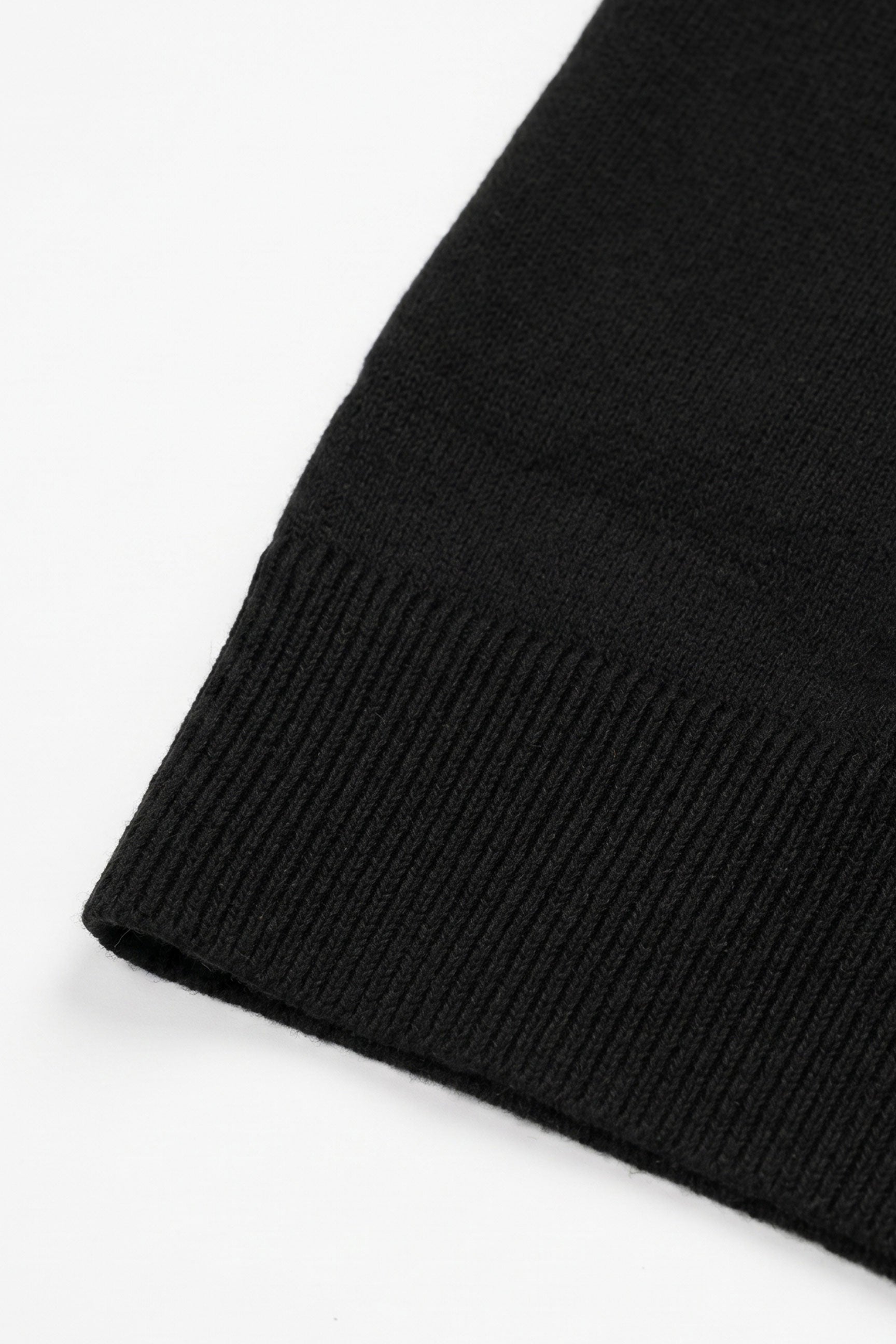 Camisa polo masculina preta de malha com zíper no pescoço e manga curta em tecido macio.
