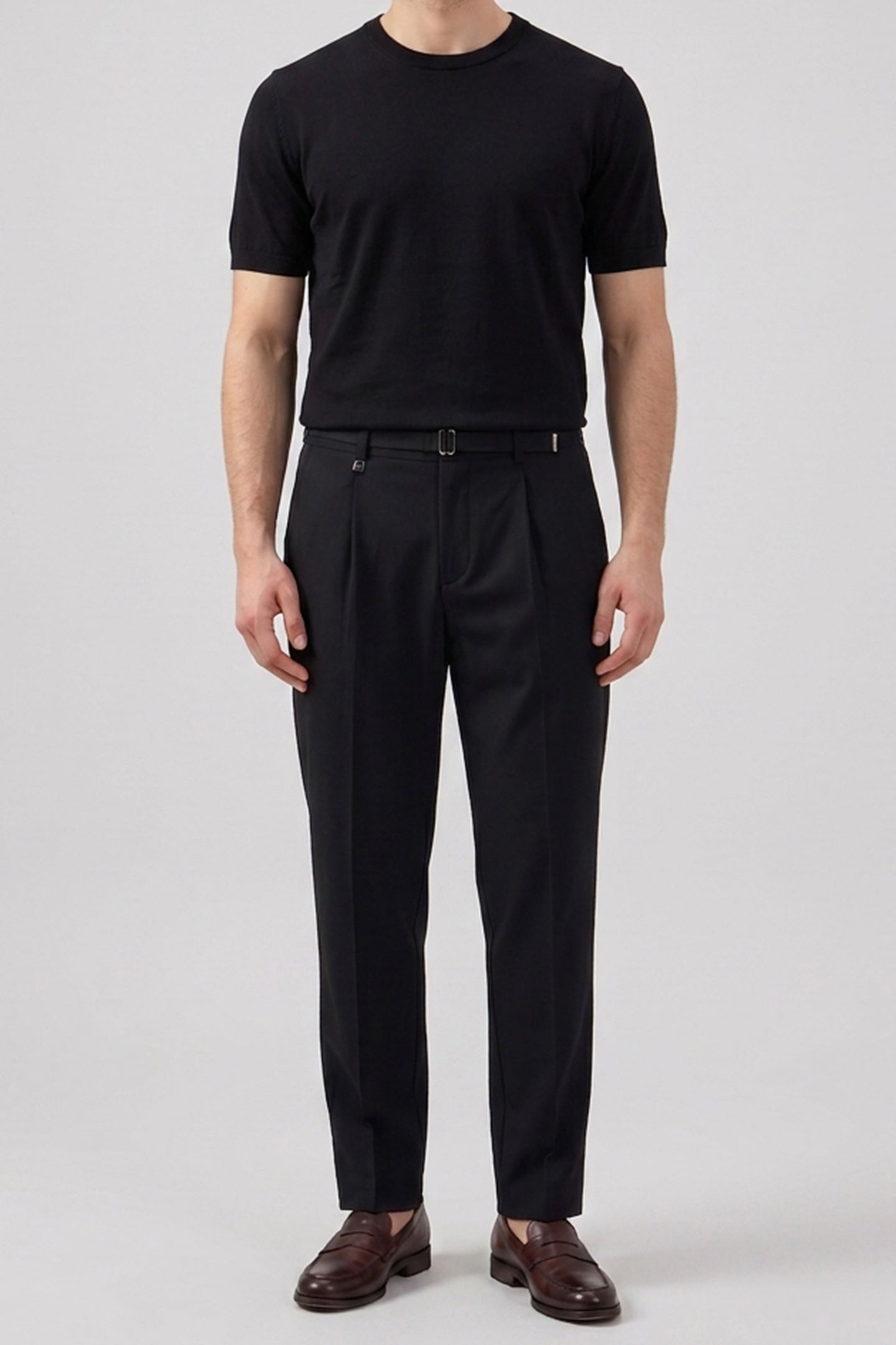 Camiseta masculina preta de malha, modelagem regular, gola redonda e manga curta.