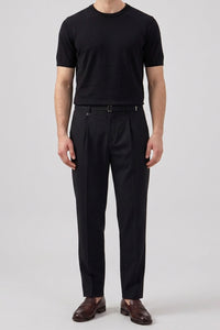 Camiseta masculina preta de malha, modelagem regular, gola redonda e manga curta.