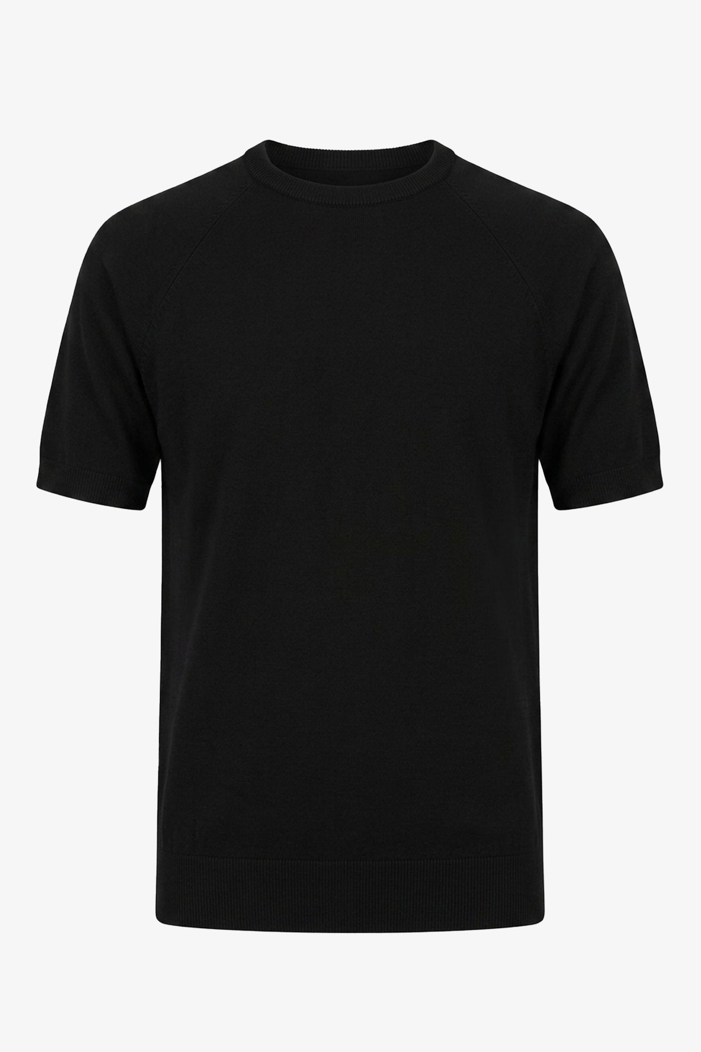 Camiseta masculina preta de malha, modelagem regular, gola redonda e manga curta.