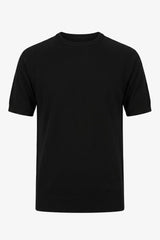 Camiseta masculina preta de malha, modelagem regular, gola redonda e manga curta.