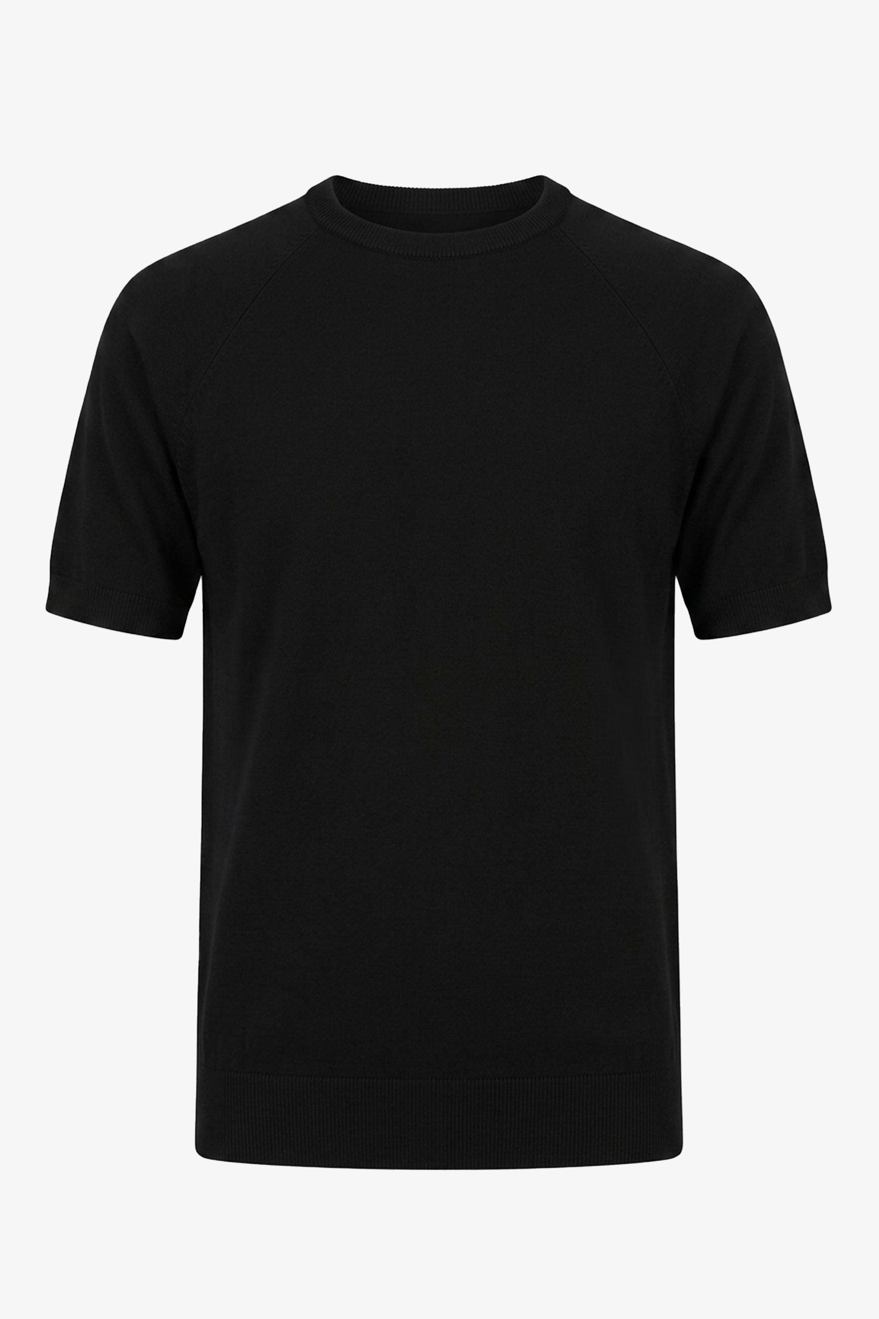 Camiseta masculina preta de malha, modelagem regular, gola redonda e manga curta.
