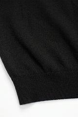 Camiseta masculina preta de malha, modelagem regular, gola redonda e manga curta.
