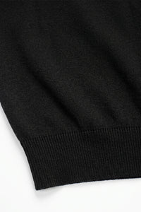 Camiseta masculina preta de malha, modelagem regular, gola redonda e manga curta.