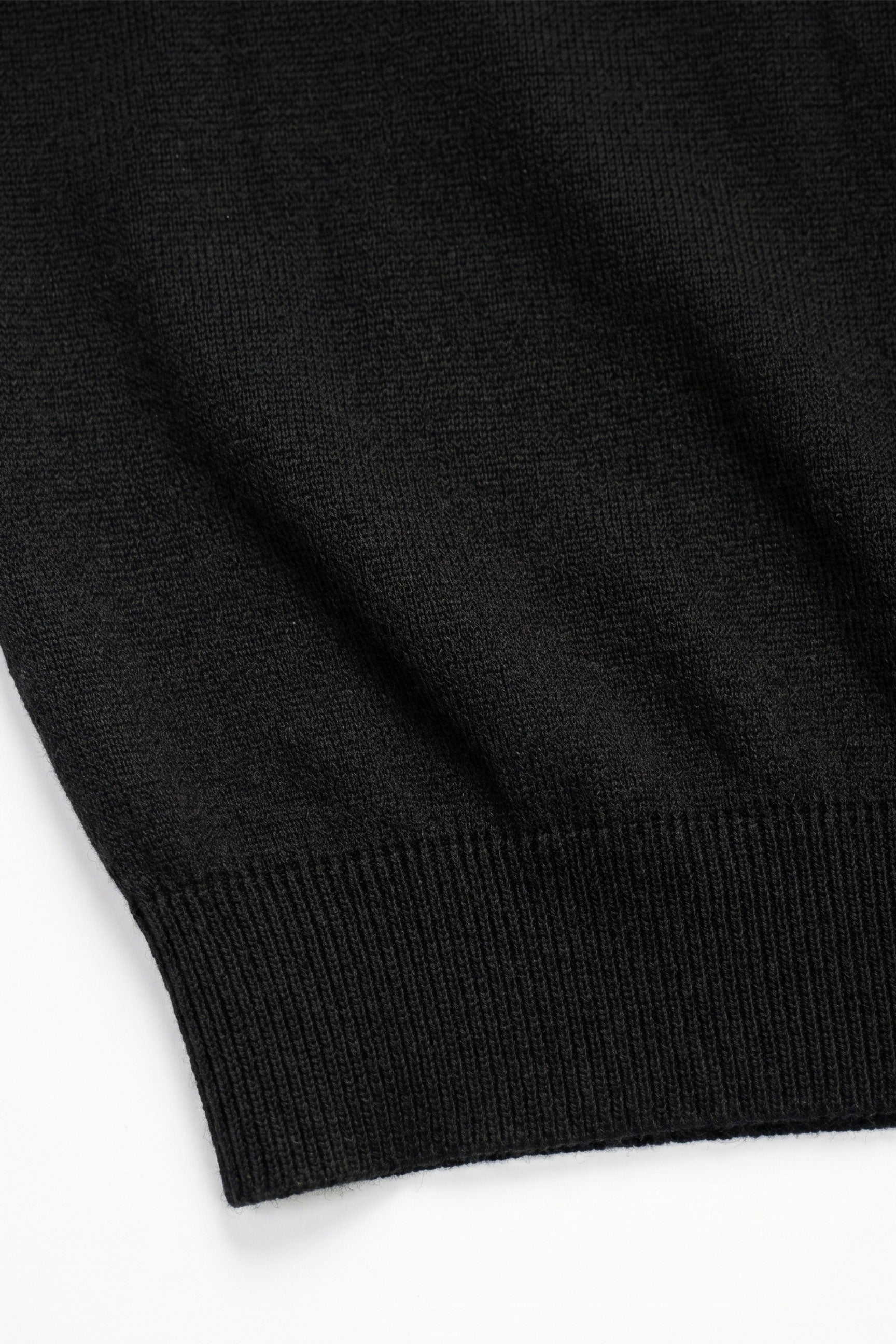 Camiseta masculina preta de malha, modelagem regular, gola redonda e manga curta.