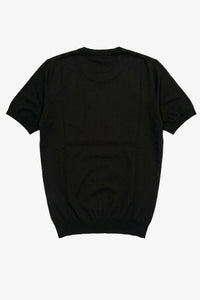 Camiseta masculina preta de malha, modelagem regular, gola redonda e manga curta.