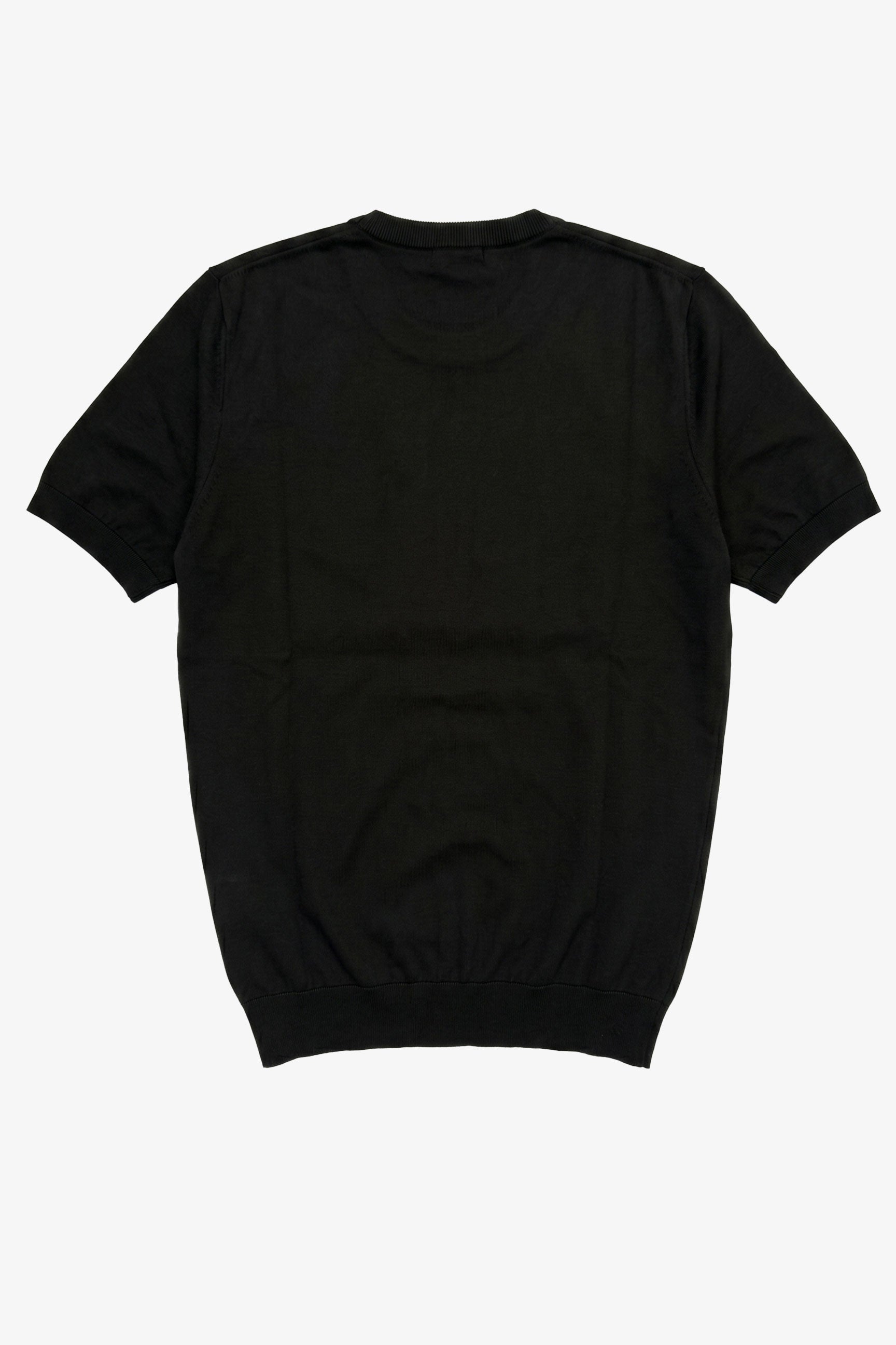 Camiseta masculina preta de malha, modelagem regular, gola redonda e manga curta.