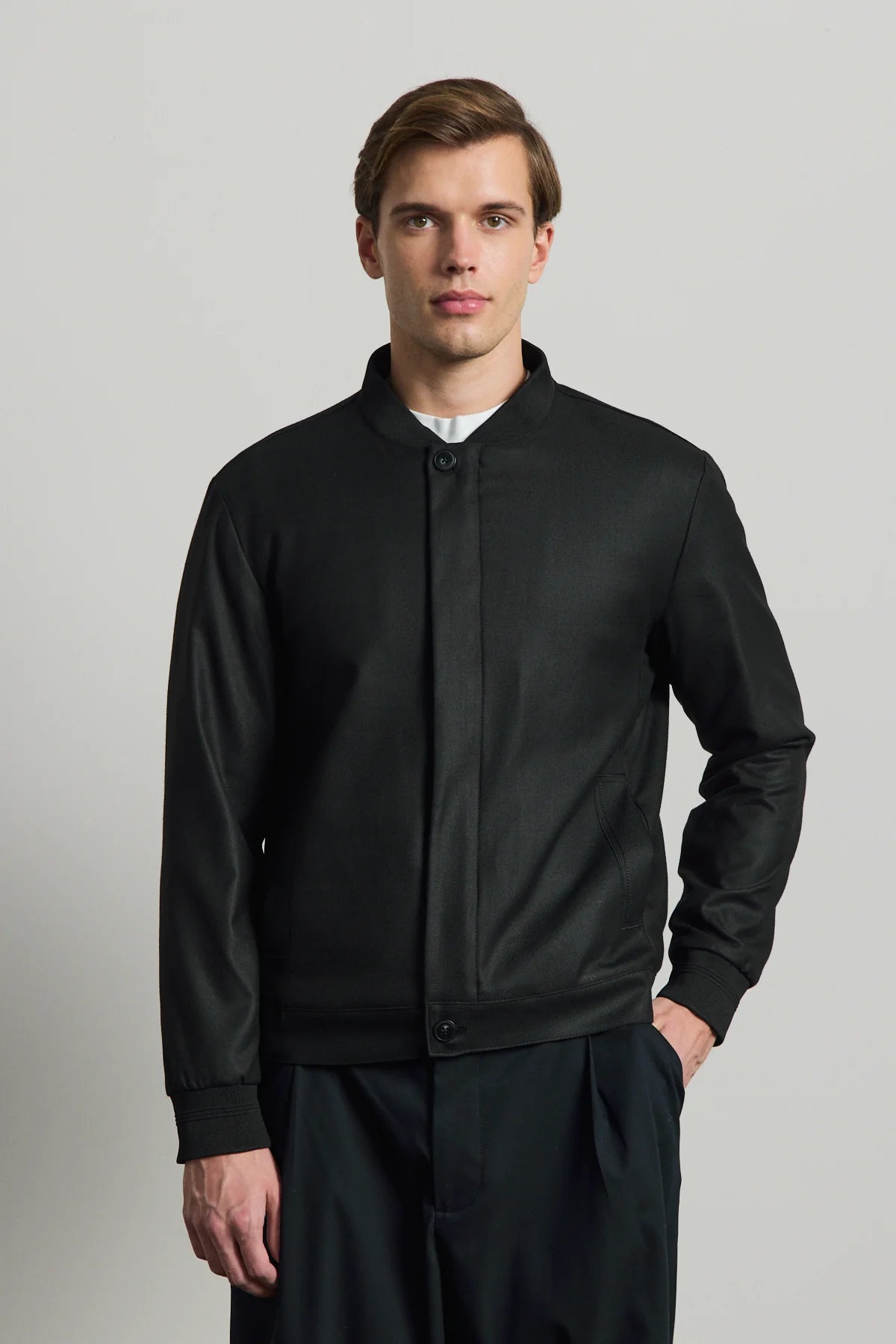 Jaqueta Bomber Masculina Preta Minimalista e Elegante