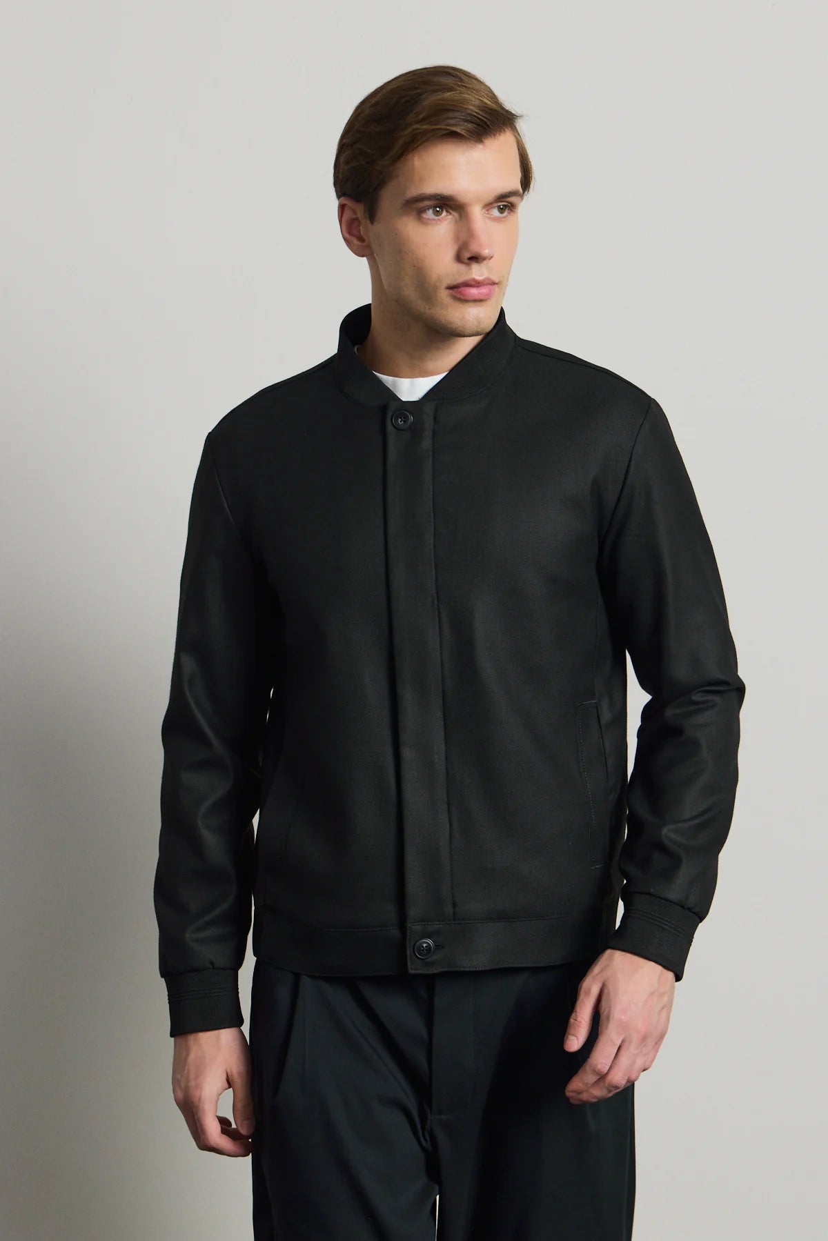 Jaqueta Bomber Masculina Preta Minimalista e Elegante