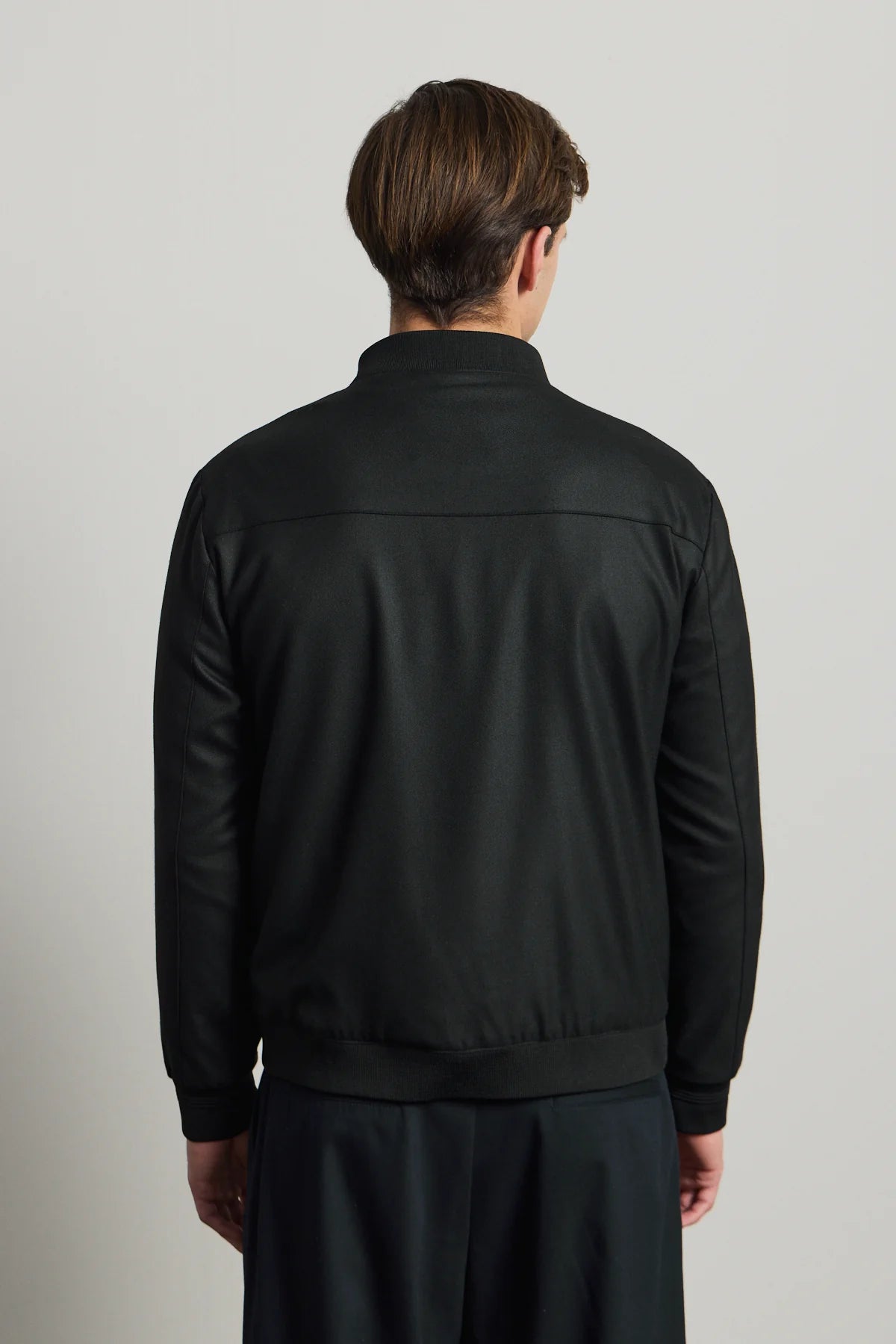 Jaqueta Bomber Masculina Preta Minimalista e Elegante