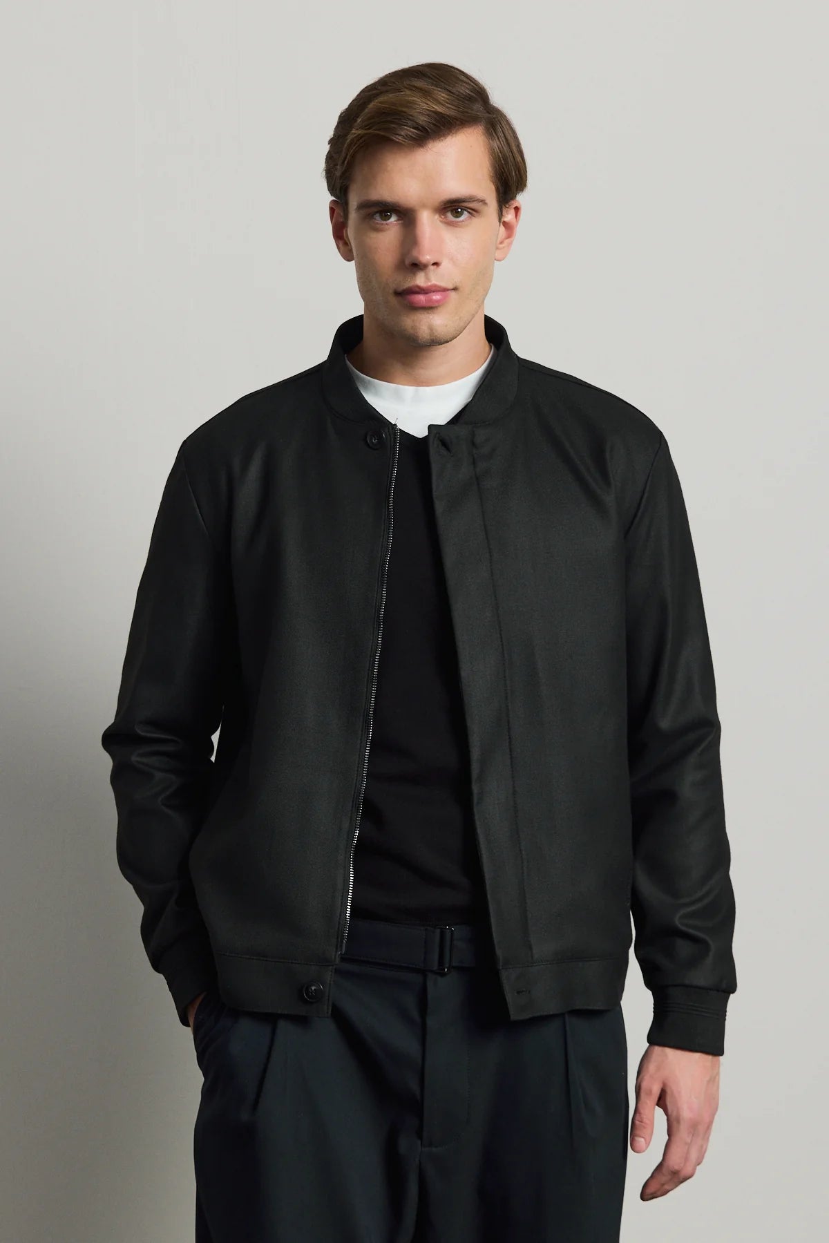 Jaqueta Bomber Masculina Preta Minimalista e Elegante