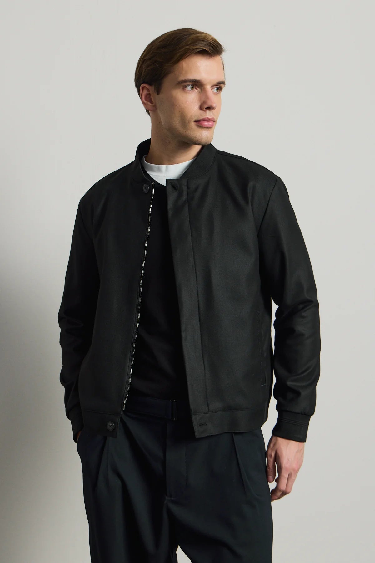 Jaqueta Bomber Masculina Preta Minimalista e Elegante