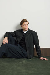 Jaqueta Bomber Masculina Preta Minimalista e Elegante
