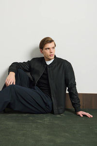 Jaqueta Bomber Masculina Preta Minimalista e Elegante