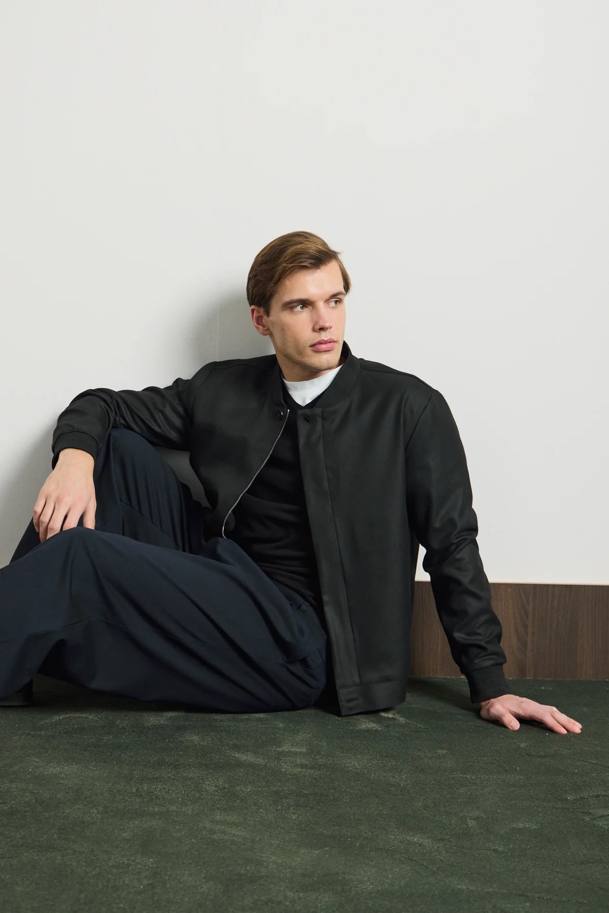 Jaqueta Bomber Masculina Preta Minimalista e Elegante
