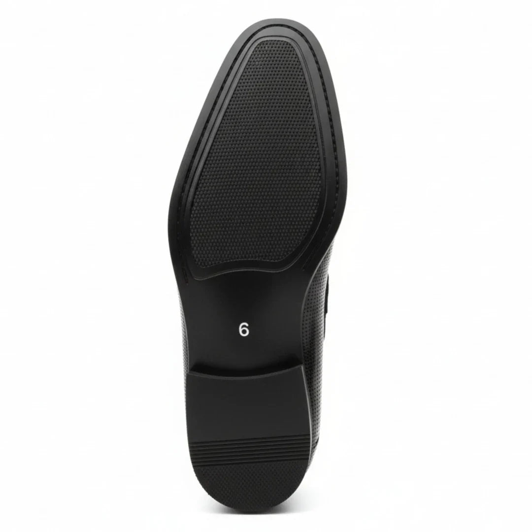 Mocassins masculinos pretos de verniz PU