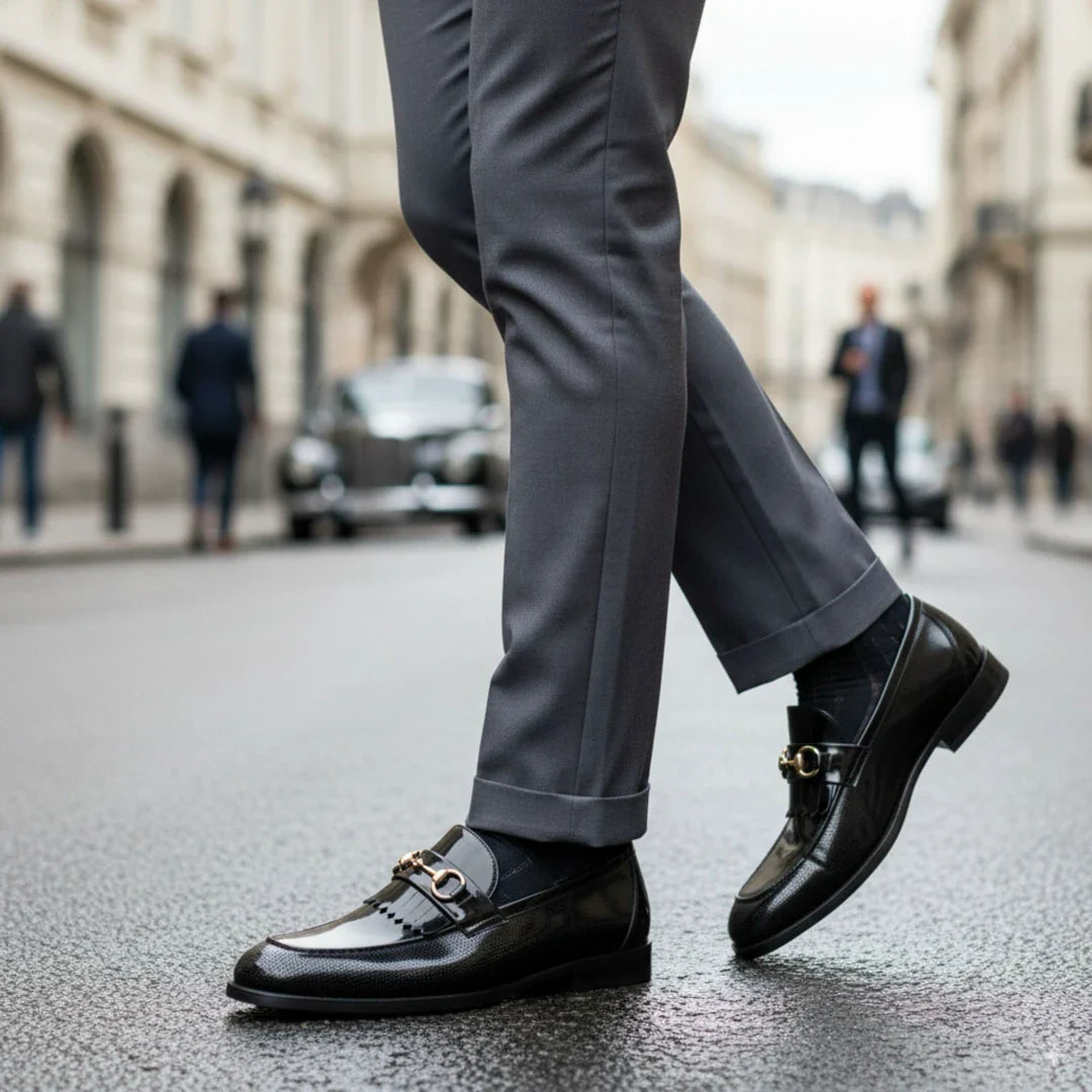 Mocassins masculinos pretos de verniz PU