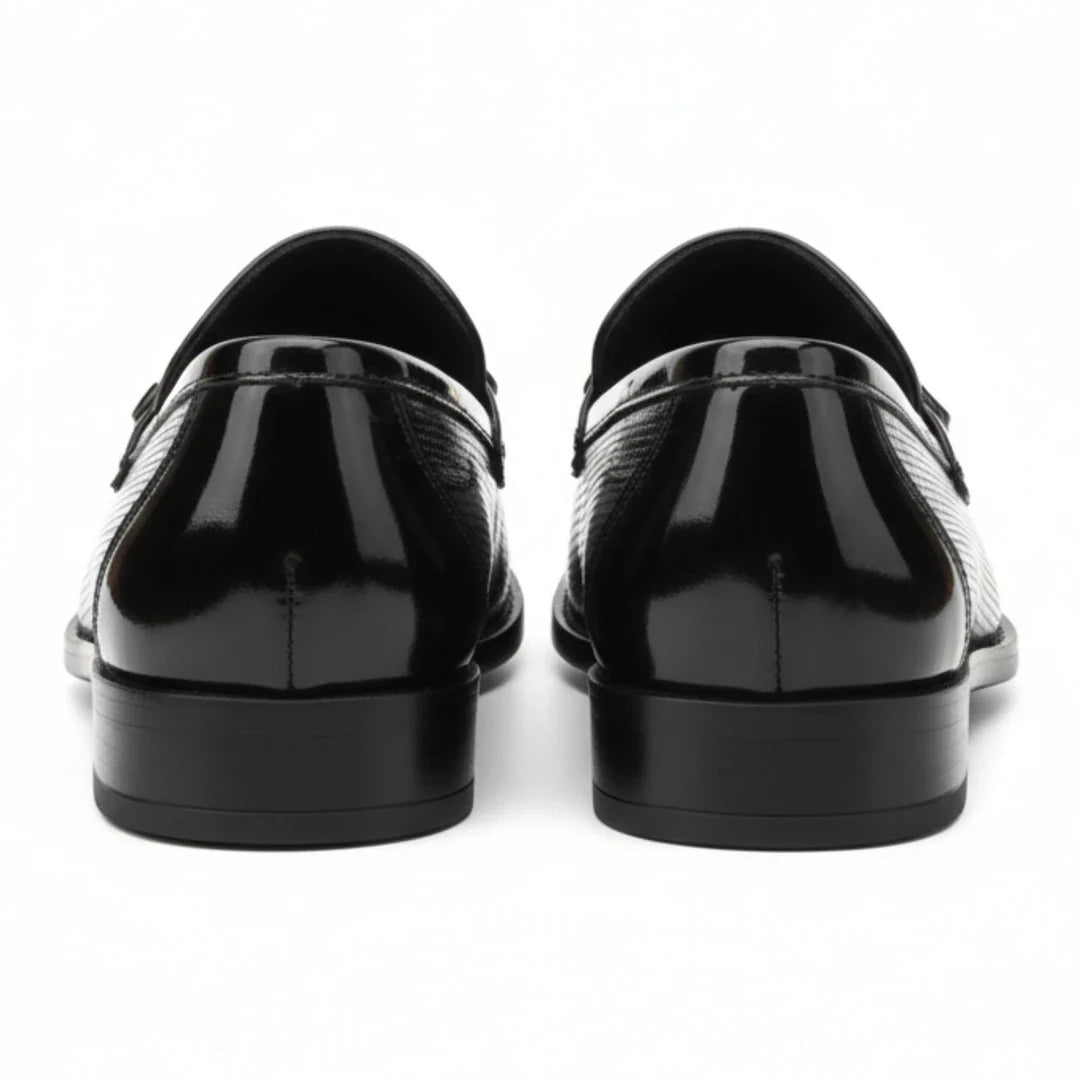 Mocassins masculinos pretos de verniz PU