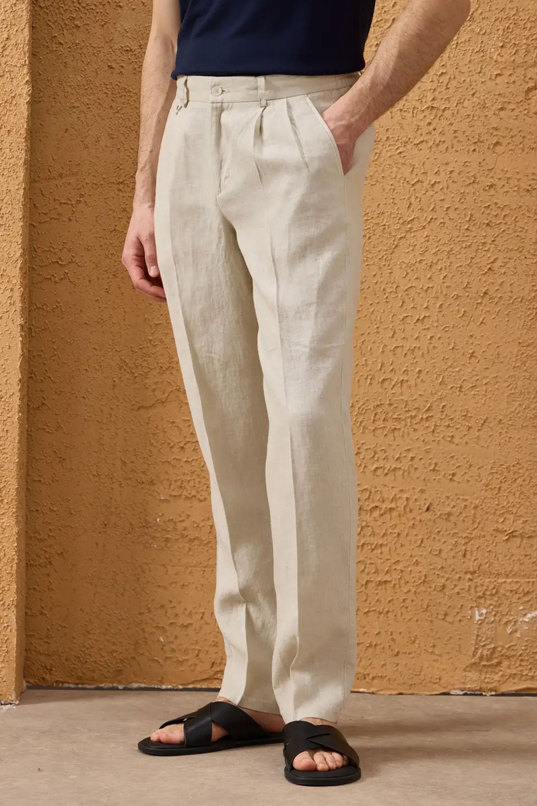 Conjunto masculino de jaqueta de linho preta com zíper e calça bege, estilo casual elegante para o verão.