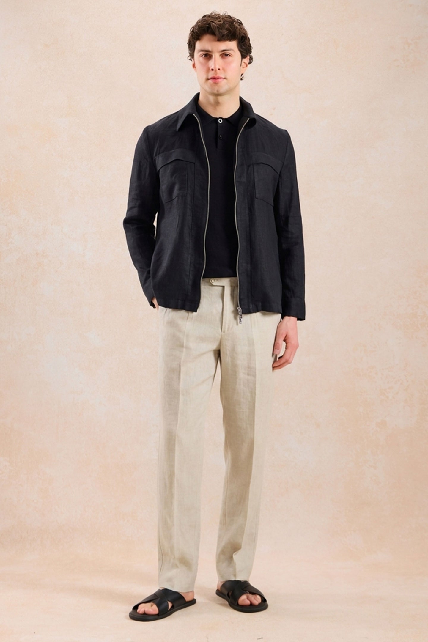 Conjunto masculino de jaqueta de linho preta com zíper e calça bege, estilo casual elegante para o verão.