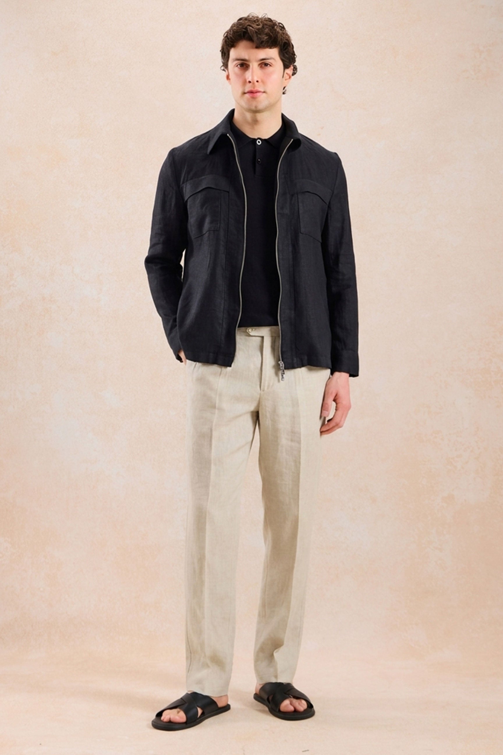 Conjunto masculino de jaqueta de linho preta com zíper e calça bege, estilo casual elegante para o verão.