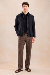 Conjunto masculino de jaqueta de linho preta com zíper e calça marrom, elegante e casual para o verão.