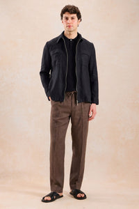 Conjunto masculino de jaqueta de linho preta com zíper e calça marrom, elegante e casual para o verão.