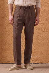 Conjunto masculino de jaqueta de linho preta com zíper e calça marrom, elegante e casual para o verão.