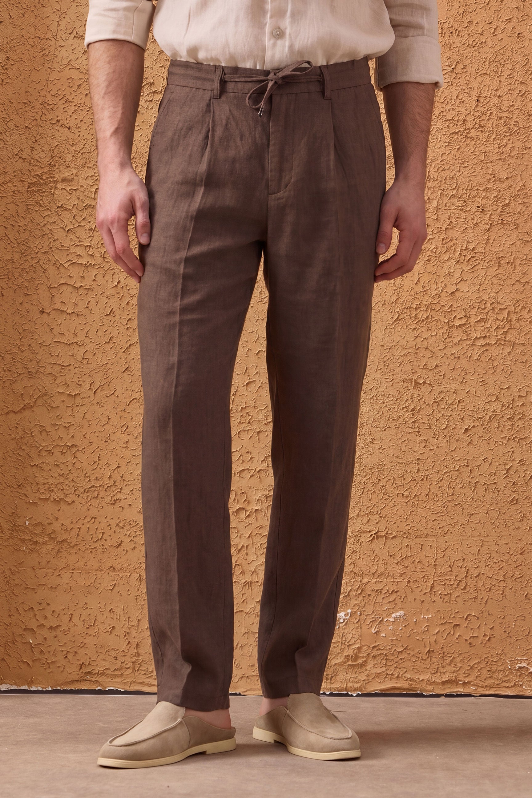 Conjunto masculino de jaqueta de linho preta com zíper e calça marrom, elegante e casual para o verão.