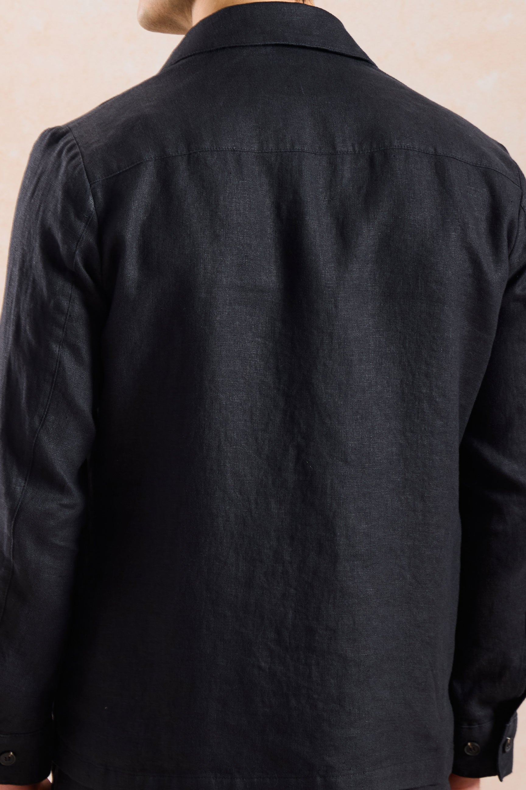 Conjunto masculino de jaqueta de linho preta com zíper e calça marrom, elegante e casual para o verão.