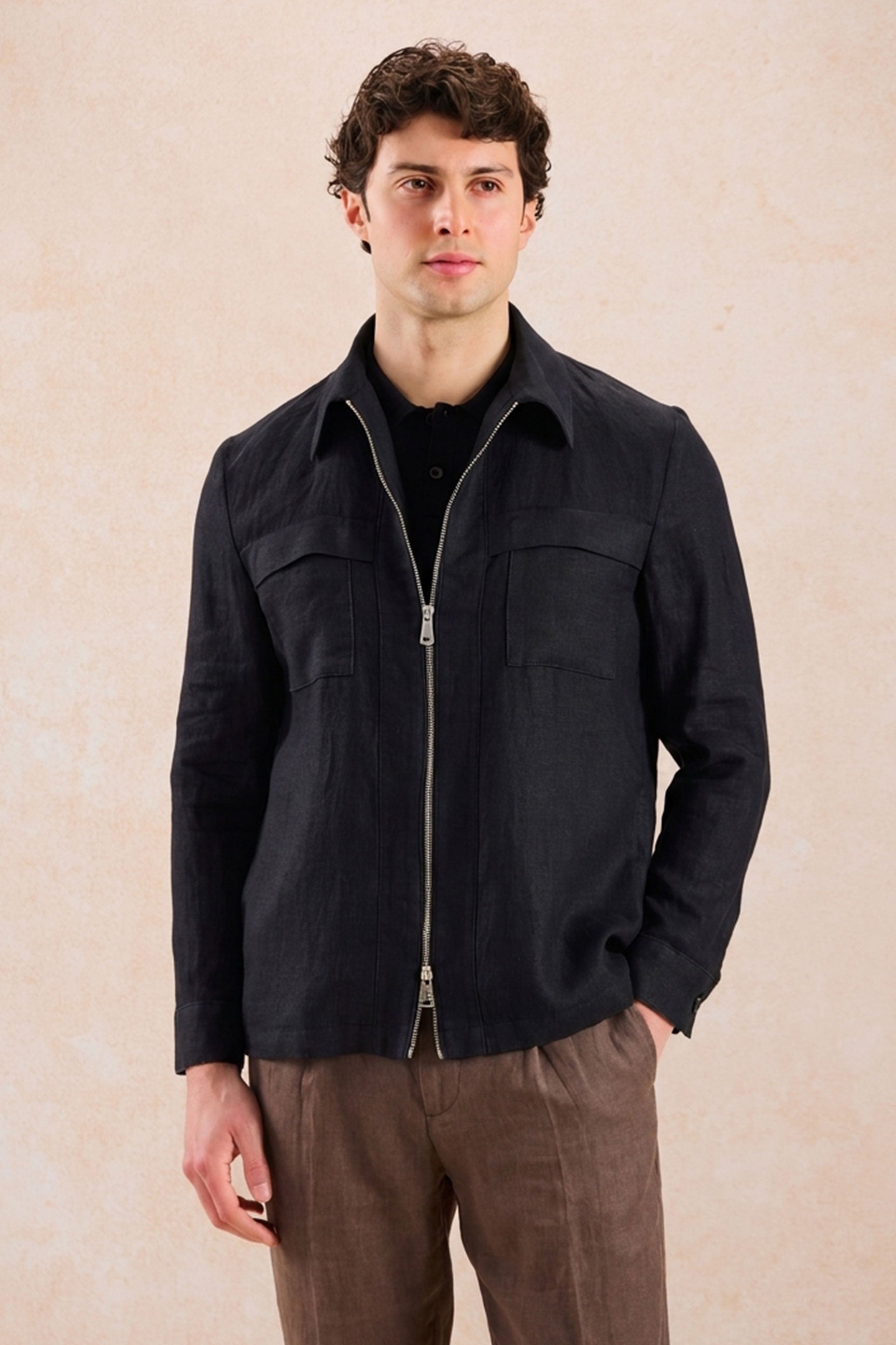 Conjunto masculino de jaqueta de linho preta com zíper e calça marrom, elegante e casual para o verão.