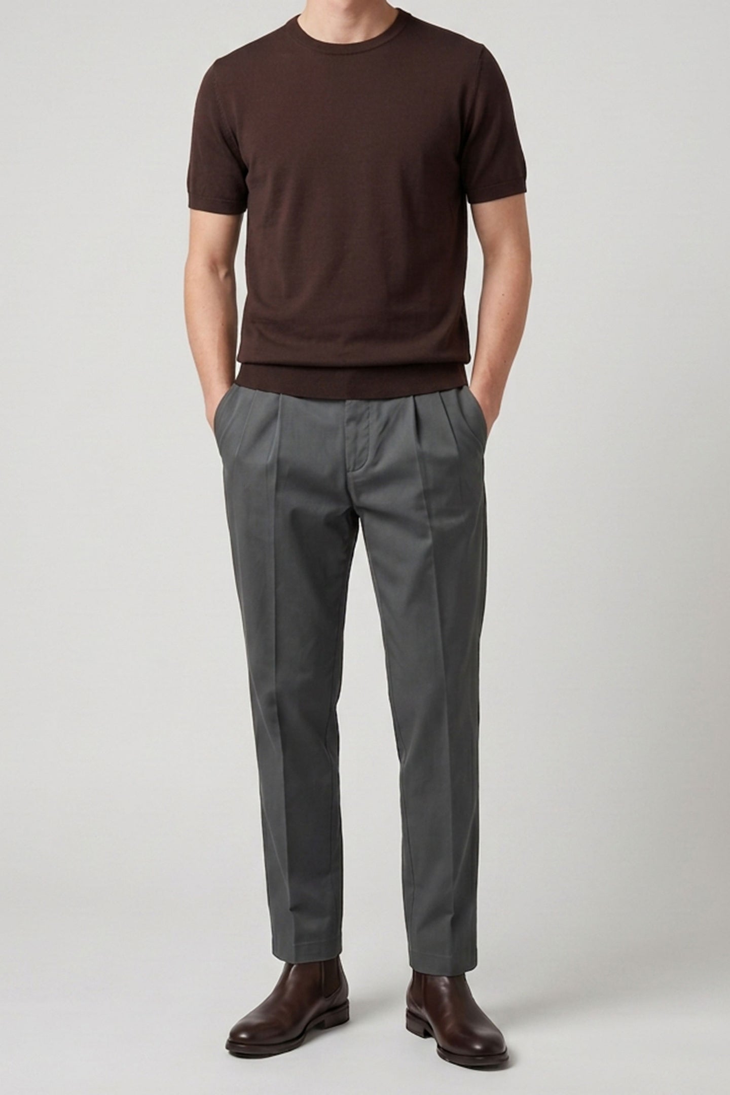 Camiseta masculina marrom de malha, modelagem regular, gola redonda e manga curta.