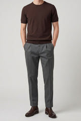 Camiseta masculina marrom de malha, modelagem regular, gola redonda e manga curta.